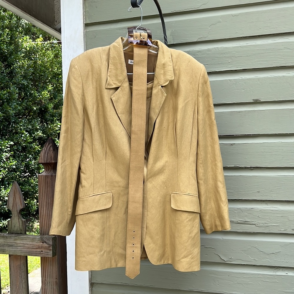90s BEIGE ANN TAYLOR SUIT - COMES WITH MATCHING SKIRT, BLAZER AND BELT - Picture 2 of 5